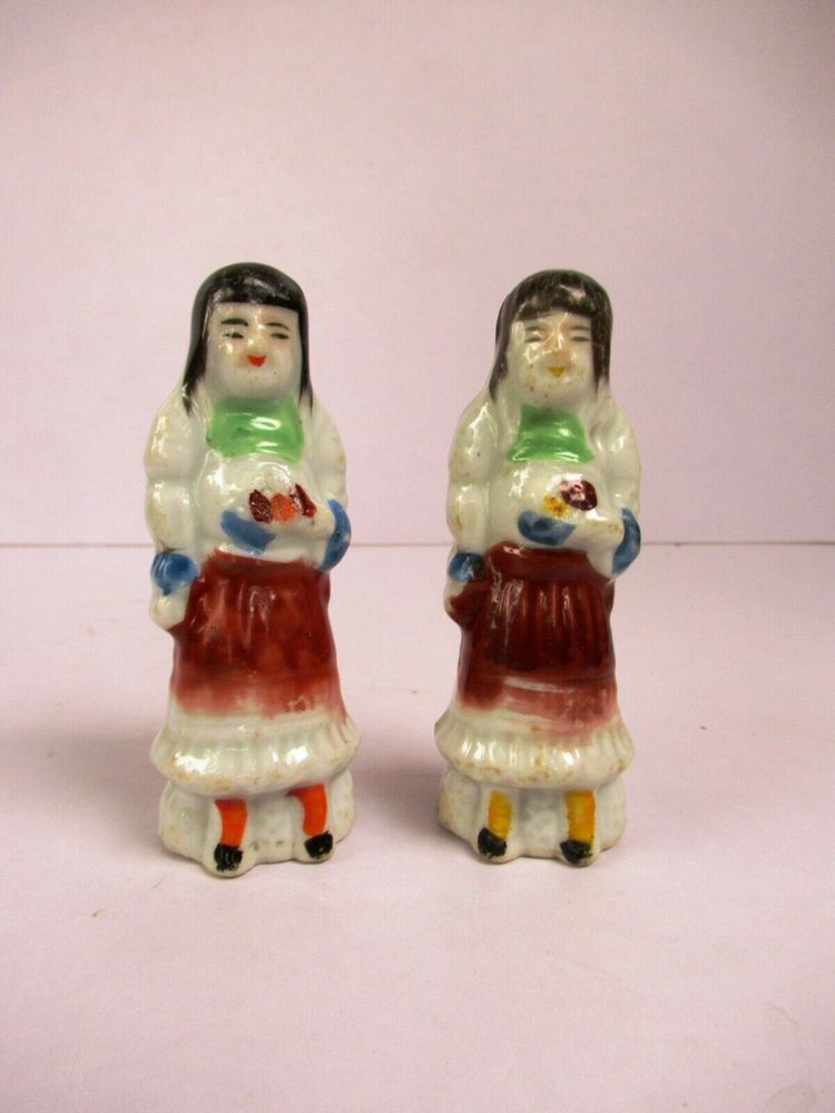 20. Porcelain Girls Holding Pots