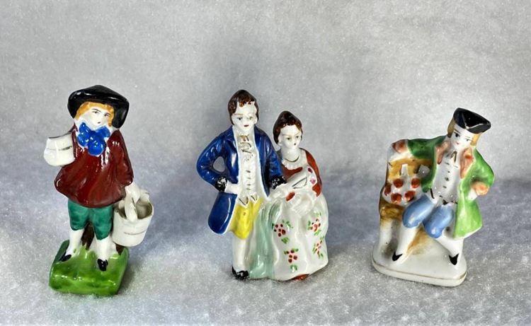 9. Vintage Set Figurines
