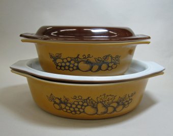 2 Pyrex Covered Dishes with Lids