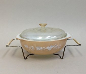 2 Quart Pyrex Casserole with Lid and Cradle