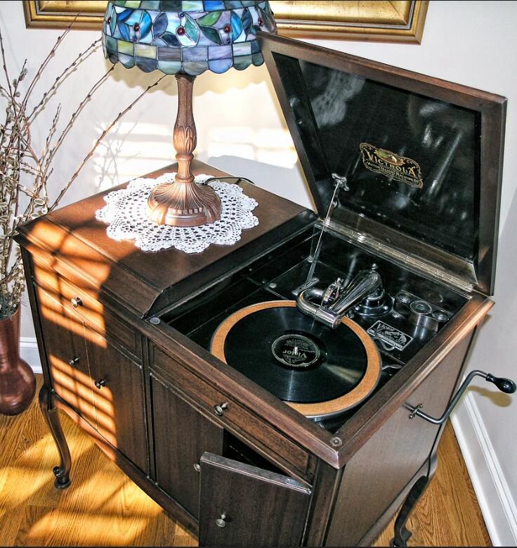 3. Confirm The Materials Used in Antique Phonographs