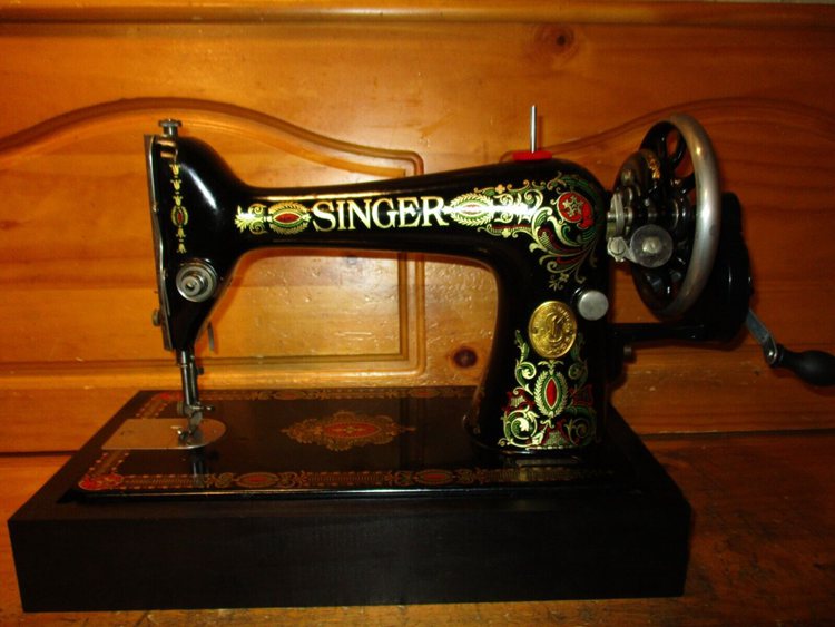 ANTIQUE SINGER SEWING MACHINE MODEL 66