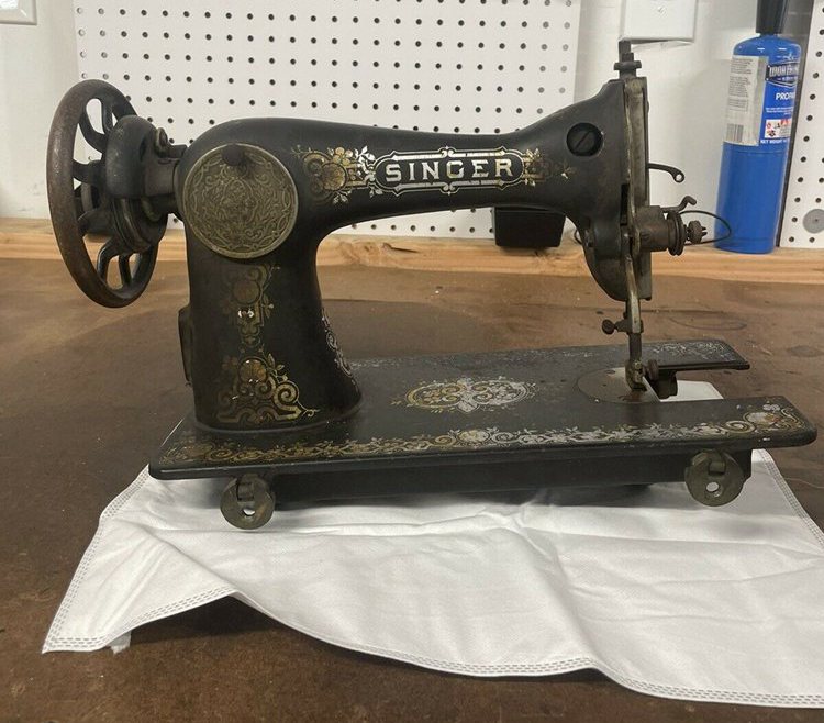 Antique 1918 Singer Class 15-30 Sewing Machine lovely Tiffany Gingerbread Decals