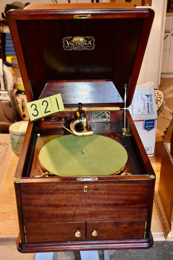 Victor Victrola VV-XII mahogany case phonograph