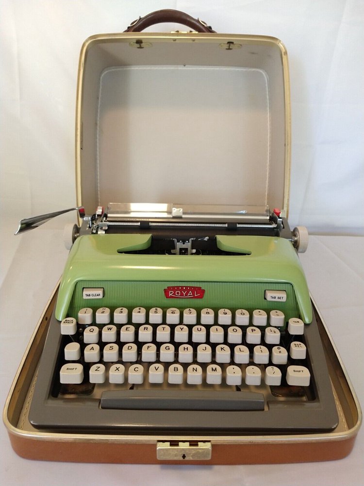 Vintage Royal Futura 800 Manual Typewriter rare Meadow GREEN w Case