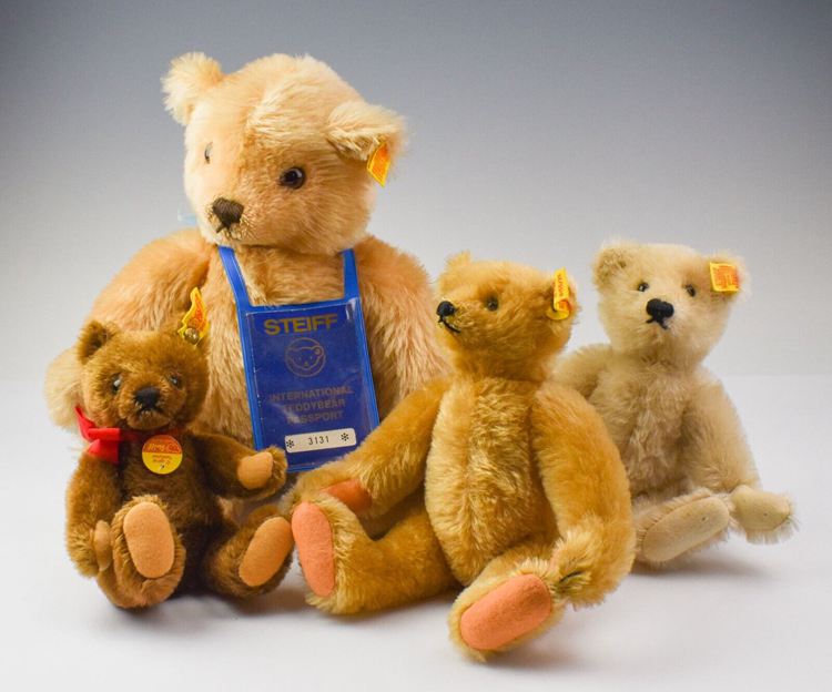 Rare Steiff teddy bear sells at auction for £3,200 - BBC News