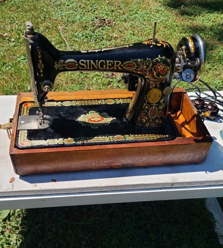 1921 Antique Vintage Singer 66 Sewing Machine