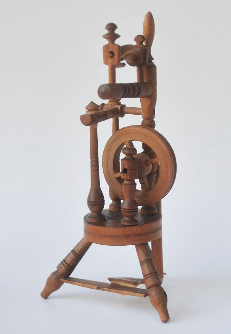 A miniature doo house spinning wheel