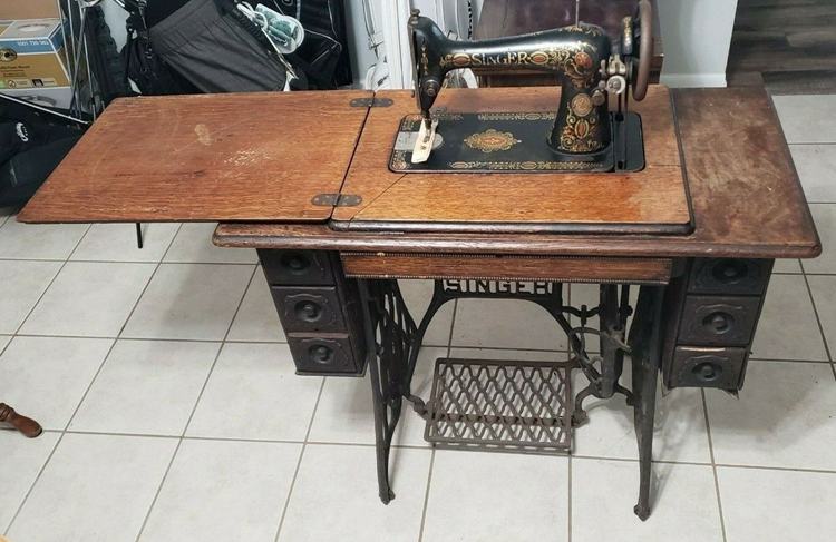 Antique 1903 Singer Treadle Sewing Machine & Cabinet