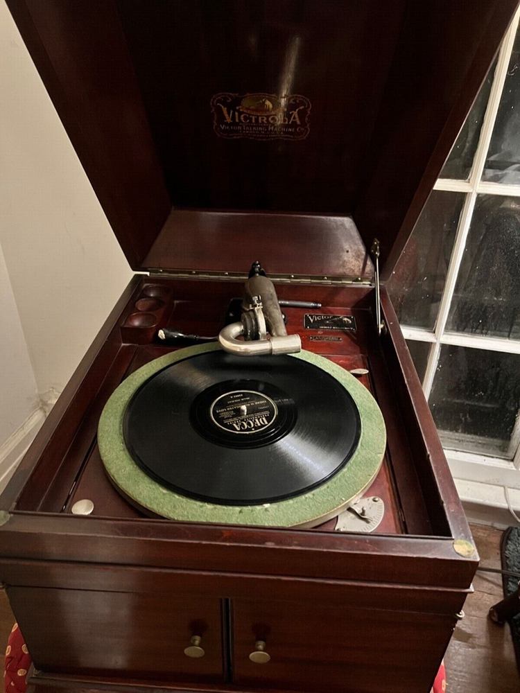 Victor Victrola VV-IX Record Player (Wind Up)